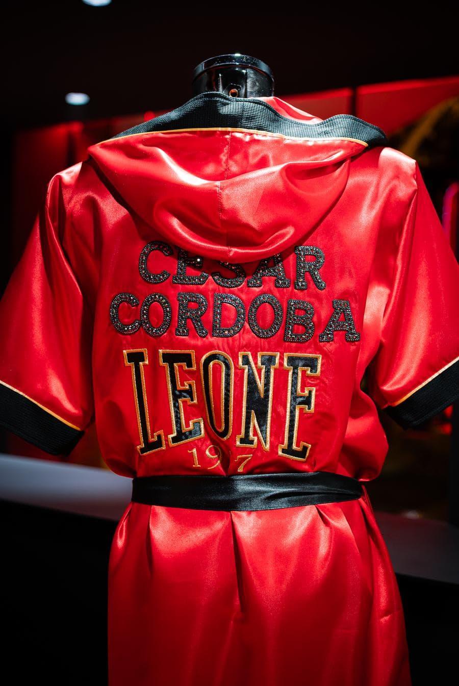 Evento en Leone Shop — exposición de albornoz de boxeo