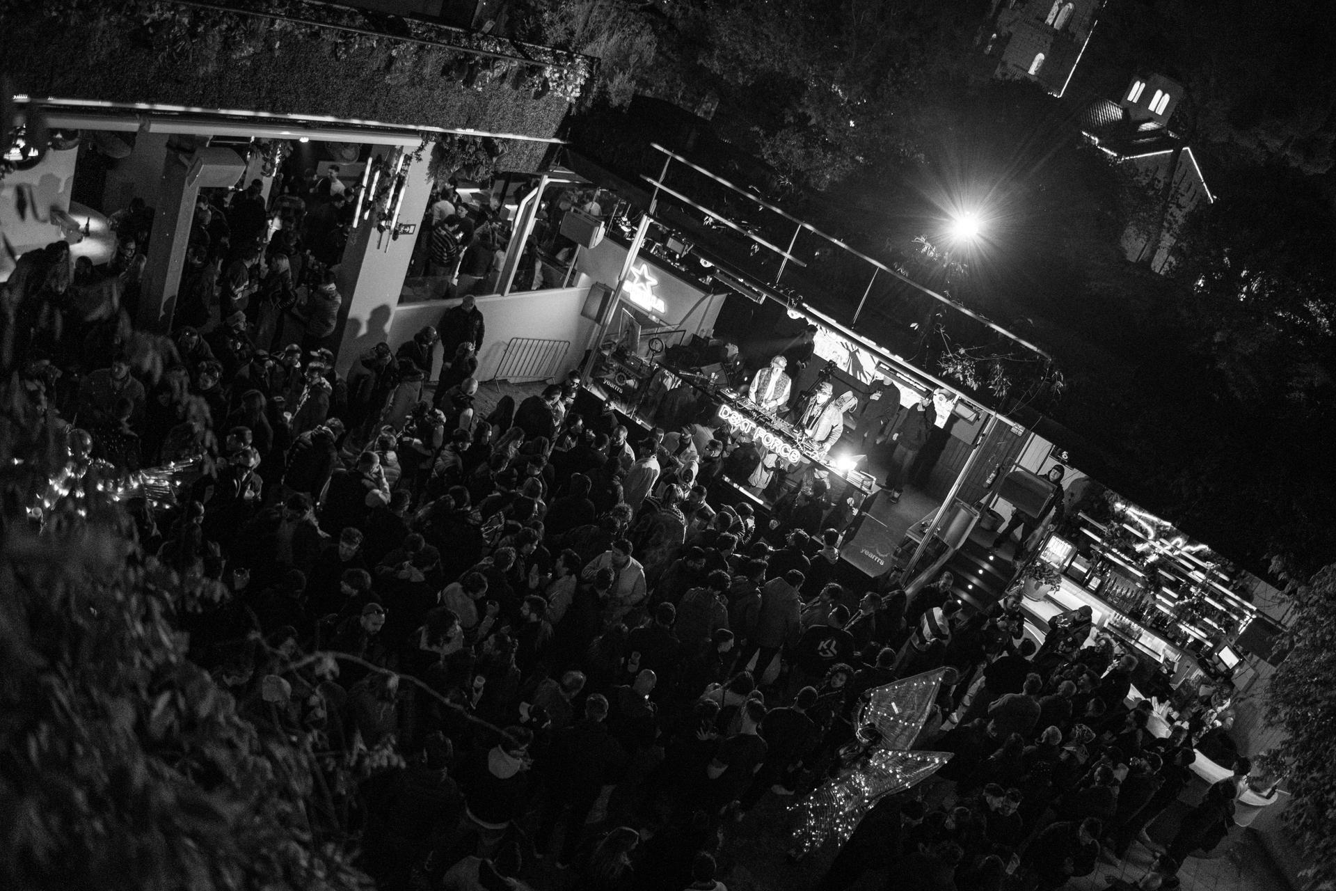 Vista aérea del Dext Force Festival en Barcelona — público disfrutando de música electrónica