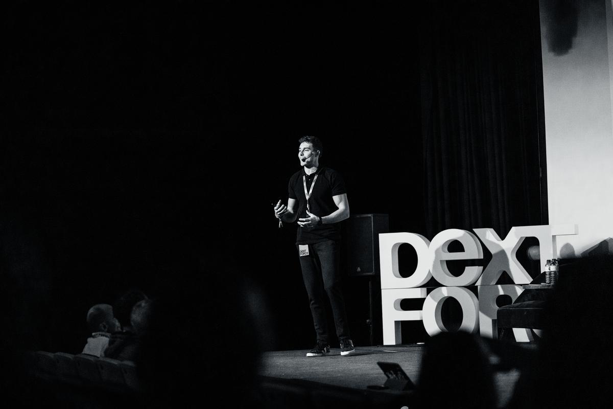 Ponente en el escenario de Dext Force — conferencias sobre música e innovación