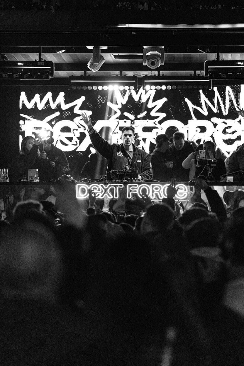 DJ actuando ante el público en el escenario del Dext Force Festival en Barcelona