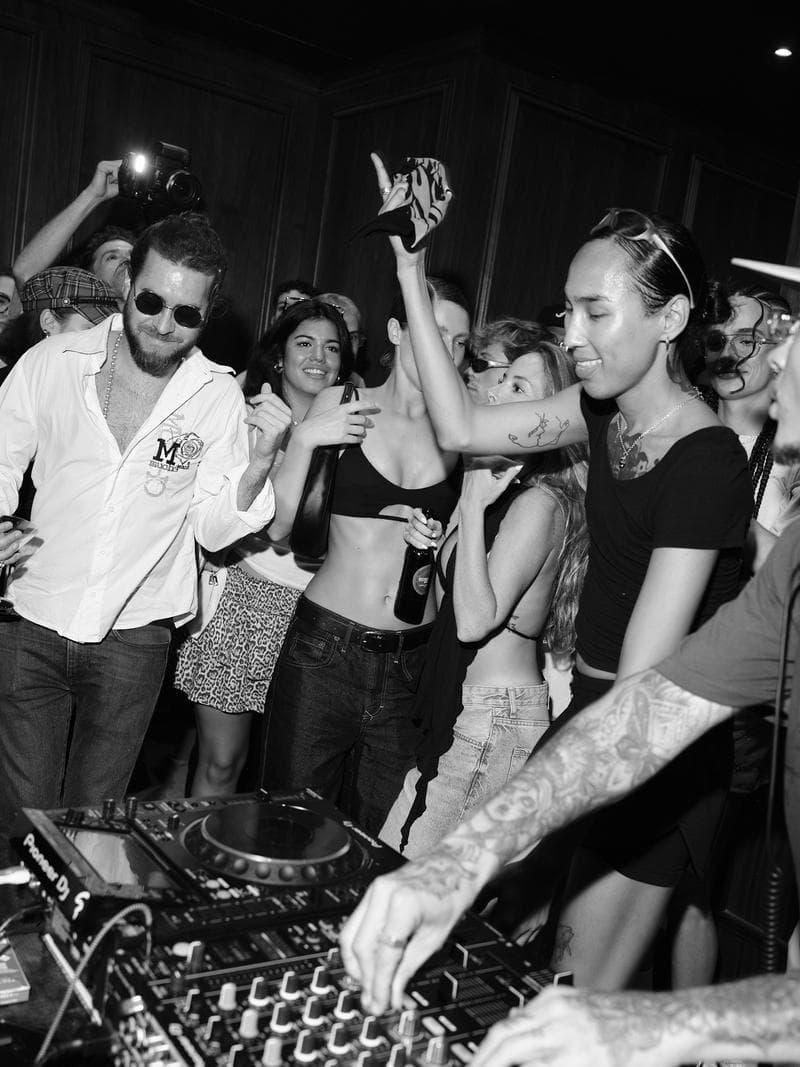 DJ y público celebrando en la sesión de El Santo Barcelona organizada por maik studio