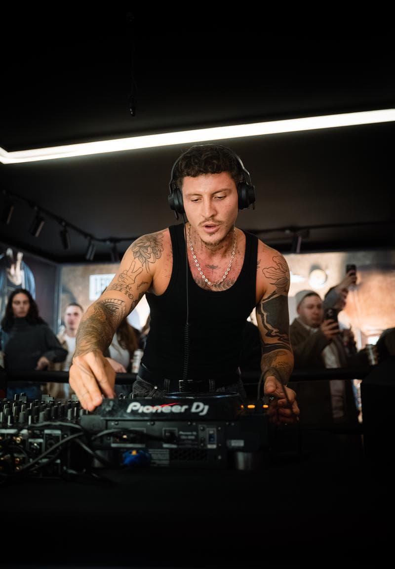 DJ pinchando en la inauguración de Leone Shop Barcelona con equipo Pioneer DJ